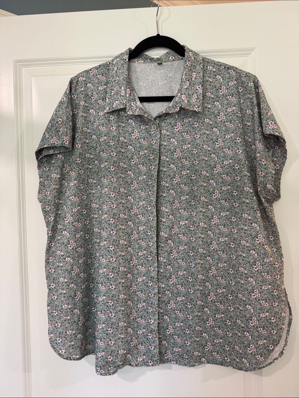 Women’s Green Floral Short-Sleeve Button-Up Blouse